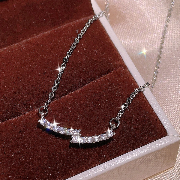 Light luxury geometric necklace for women, copper-plated platinum color gold rose gold clavicle chain simple smile pendant