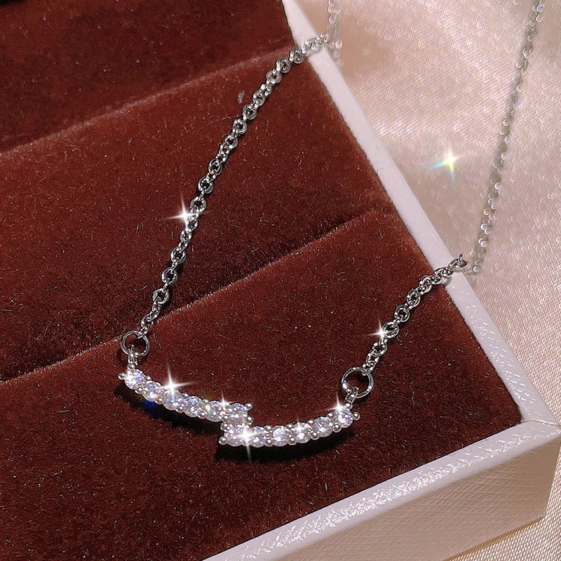 Light luxury geometric necklace for women, copper-plated platinum color gold rose gold clavicle chain simple smile pendant