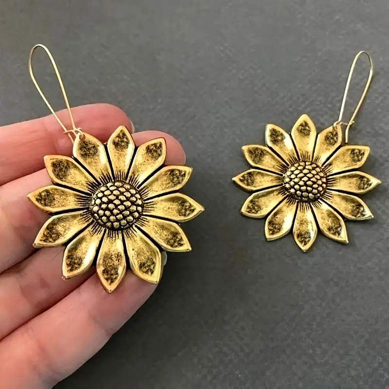 Ethnic style exaggerated earrings, super large exquisite European and American heavy-duty personalized earrings, personalized creative retro ear hooks