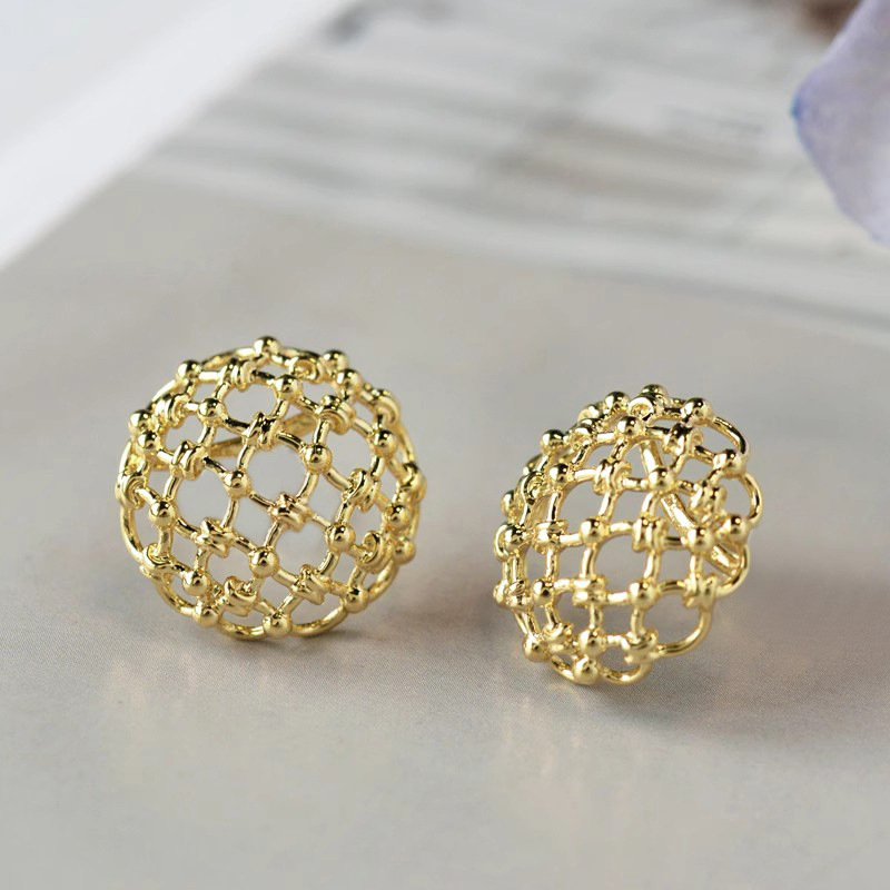  Gold-plated French elegant earrings for women, hollow geometric design earrings, fashionable and stylish accessories