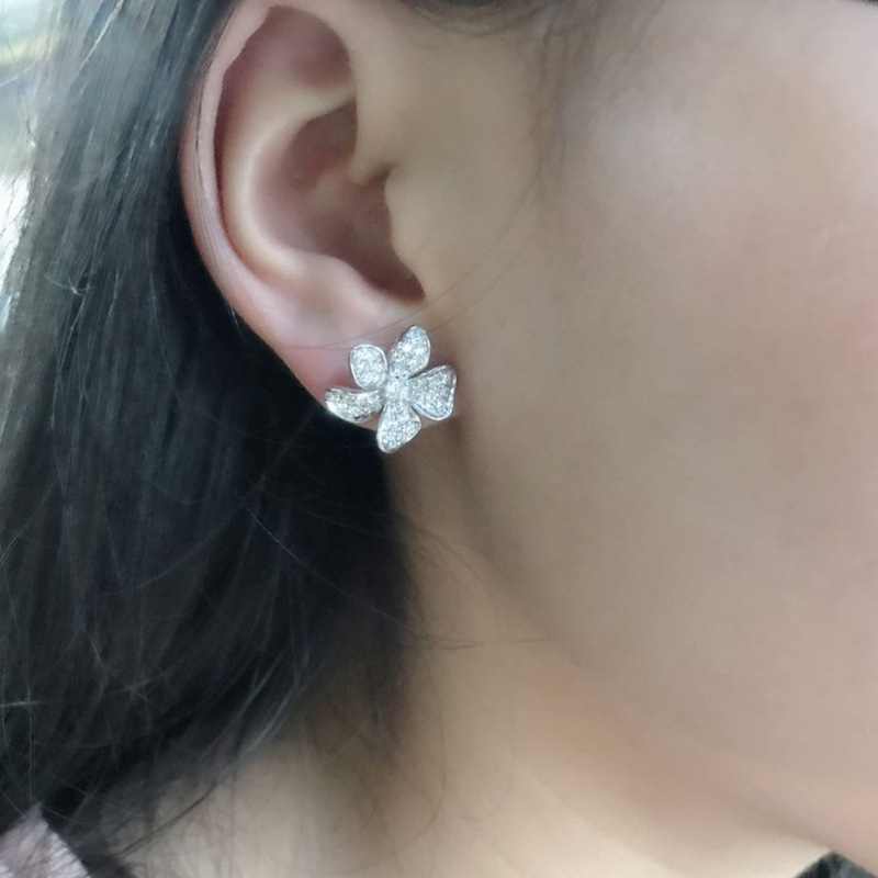   Popular five-petal flower earrings Korean style women's commuter earrings women's high-end exquisite women's earrings