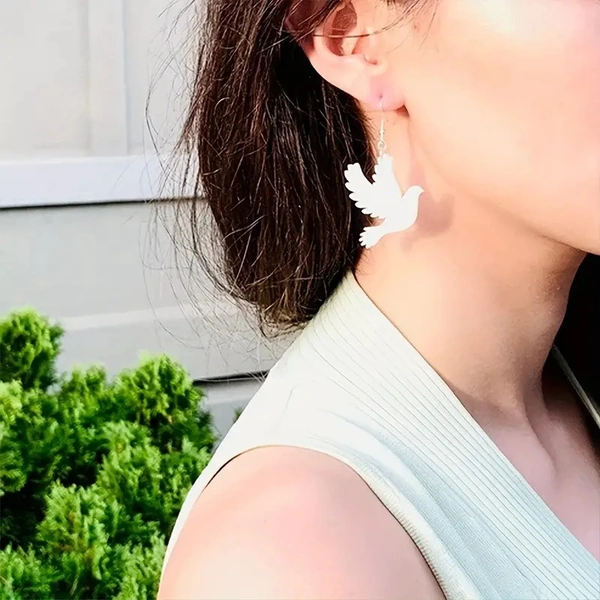    Hot selling earrings for women, acrylic glitter pigeon earrings, fashionable and elegant, popular online