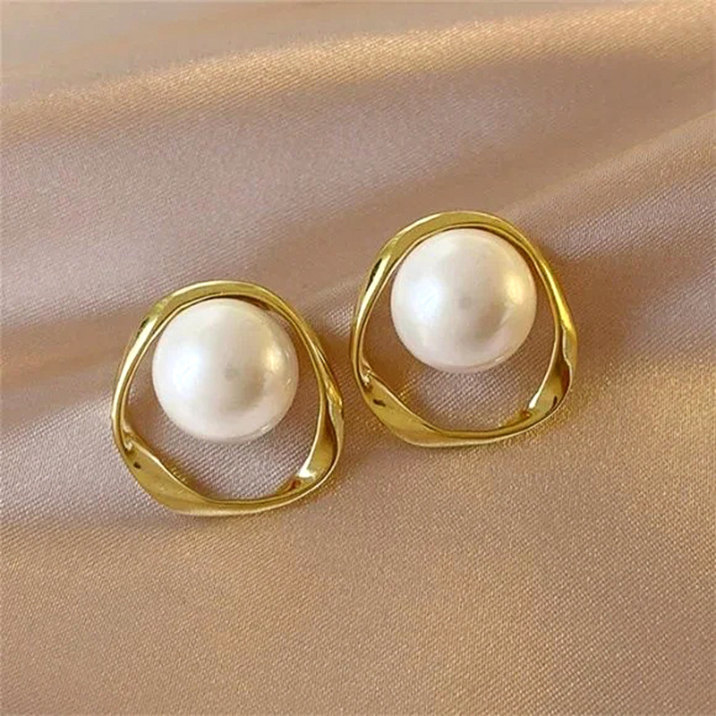  Lock edge exquisite new style earrings imitation pearl geometric ladies jewelry French temperament Japanese and Korean accessories