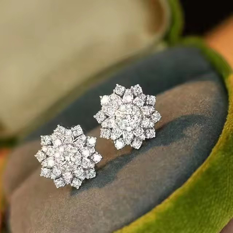 New style earrings for women, flower snowflake exquisite earrings, elegant and sweet, micro-inlaid zircon jewelry