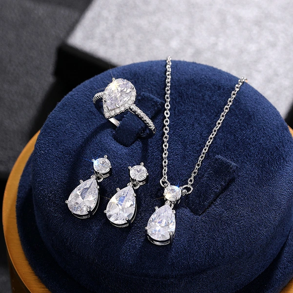 Pure and clear super shining temperament set teardrop-shaped light luxury earrings and necklaces fashionable banquet earrings and necklaces