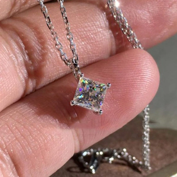 New European and American jewelry super shiny four-claw diamond zircon necklace fashionable single diamond pendant clavicle chain for women