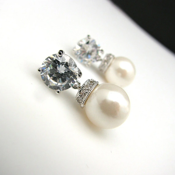  French retro imitation pearl earrings fashionable and simple earrings with high-end exquisite small earrings