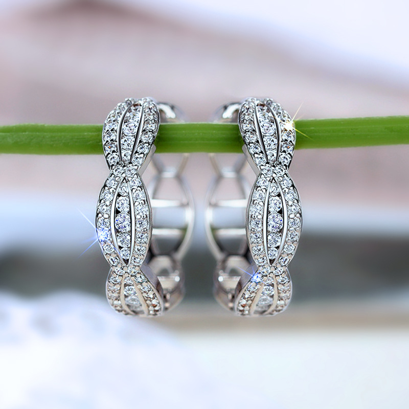  European and American light luxury pig nose earrings fashionable twisted hollow cold style ear buckle chain trendy women's earrings