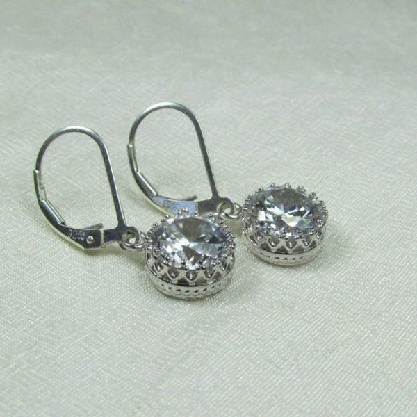 Super shiny round zircon ear hooks, elegant commuter internet celebrity earrings, Korean version of the same earrings for girls and college students