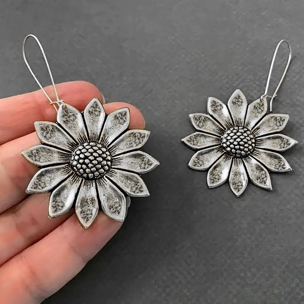 Ethnic style exaggerated earrings, super large exquisite European and American heavy-duty personalized earrings, personalized creative retro ear hooks