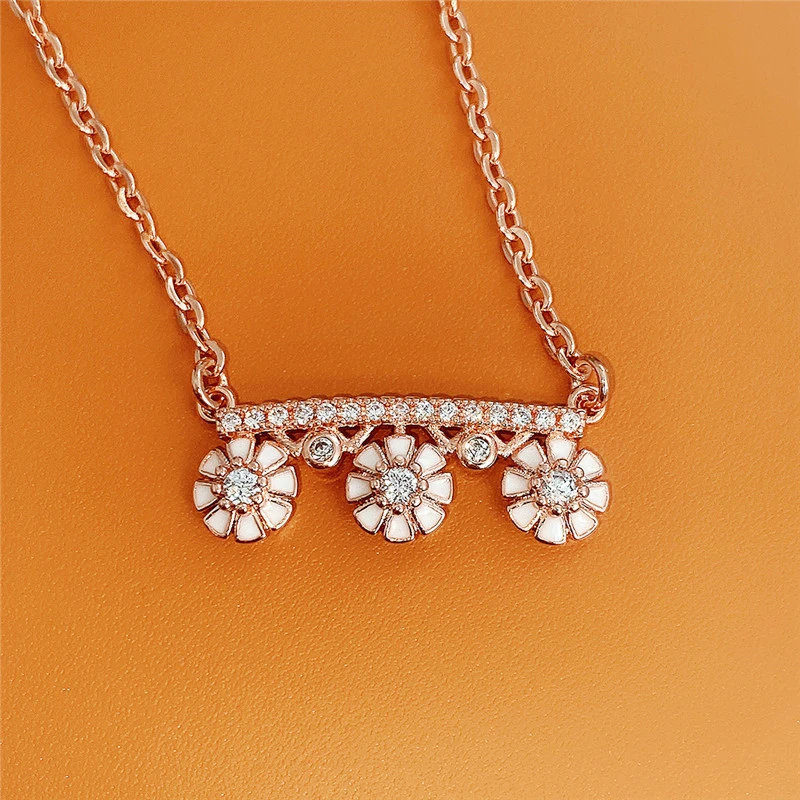 Xiaohongshu recommends a fairy-style fresh flower pendant with an oil-drop flower-shaped necklace and sweater chain.