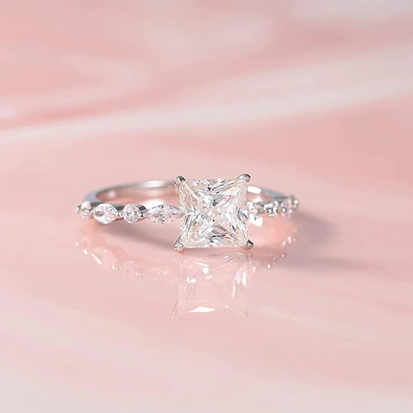  New luxury high-end jewelry celebrity super sparkling diamond engagement ring geometric square ring