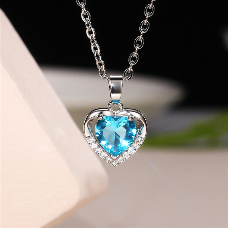 Eternal Heart Women's Necklace Simple Heart-Shaped Pendant Clavicle Necklace Romantic Valentine's Day Gift