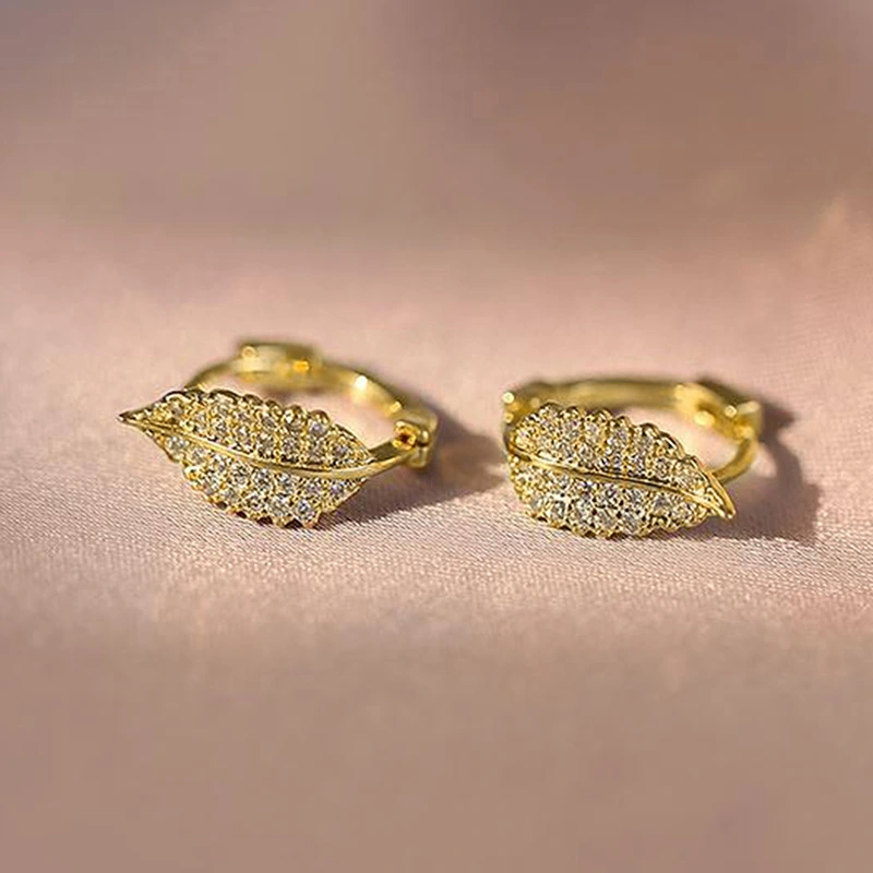 Fully inlaid leaf earrings for women, small and exquisite forest-style French super shiny earrings, light luxury small leaf female earrings