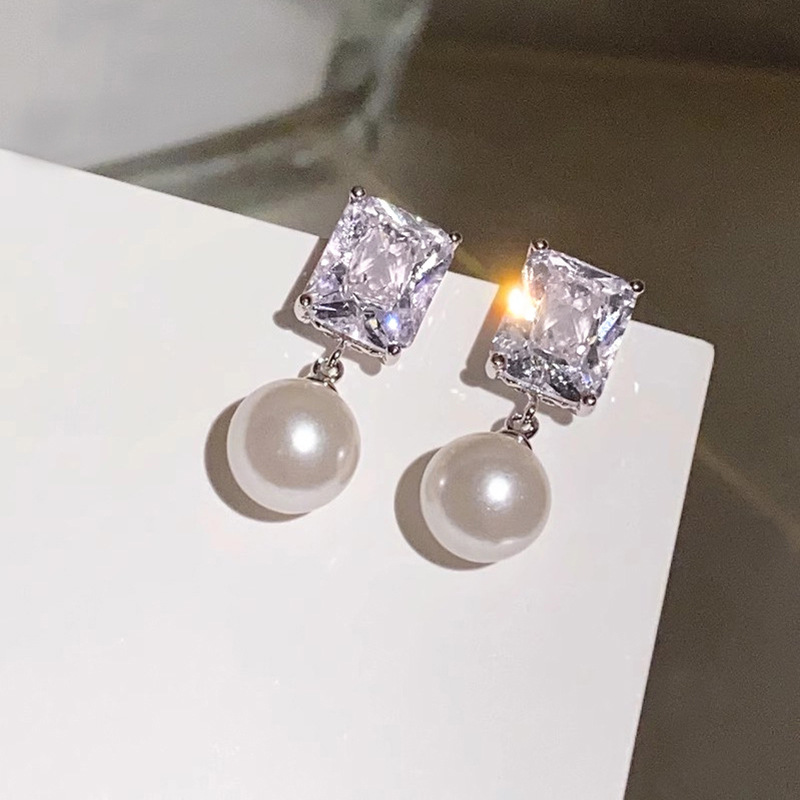 Hot-selling light luxury earrings for women, fashionable and elegant imitation pearl jewelry, sweet and ladylike high-end earrings