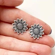    New European and American daisy earrings, metal feel, old sunflower earrings, factory direct sales