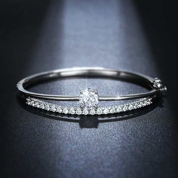 New design bracelet for women, elegant lady, fashionable geometric jewelry, light luxury style, shiny jewelry