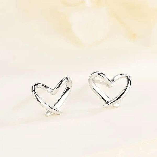   Simple minimalist heart earrings for women, sweet and fashionable everyday accessories