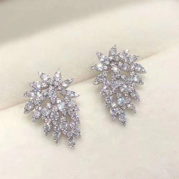 Source manufacturers wholesale exquisite maple leaf-shaped geometric earrings fashionable women's dazzling earrings earrings