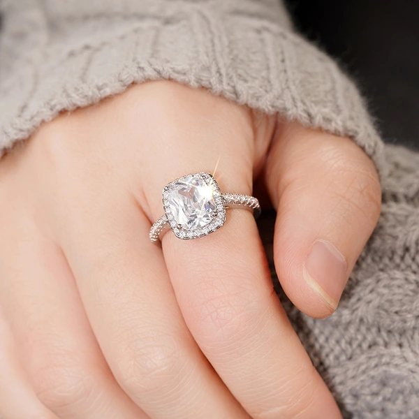  Light luxury style high-end ring female geometric design wedding ring fashionable and elegant engagement jewelry