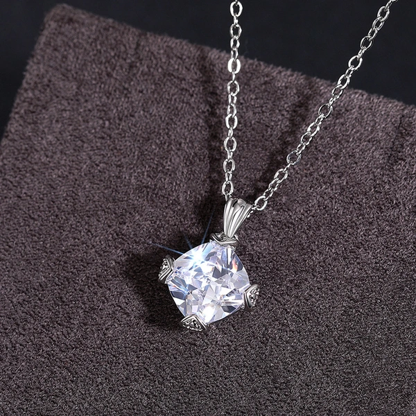  European and American light luxury temperament necklace unique design four claw new style pendant princess fat square diamond necklace