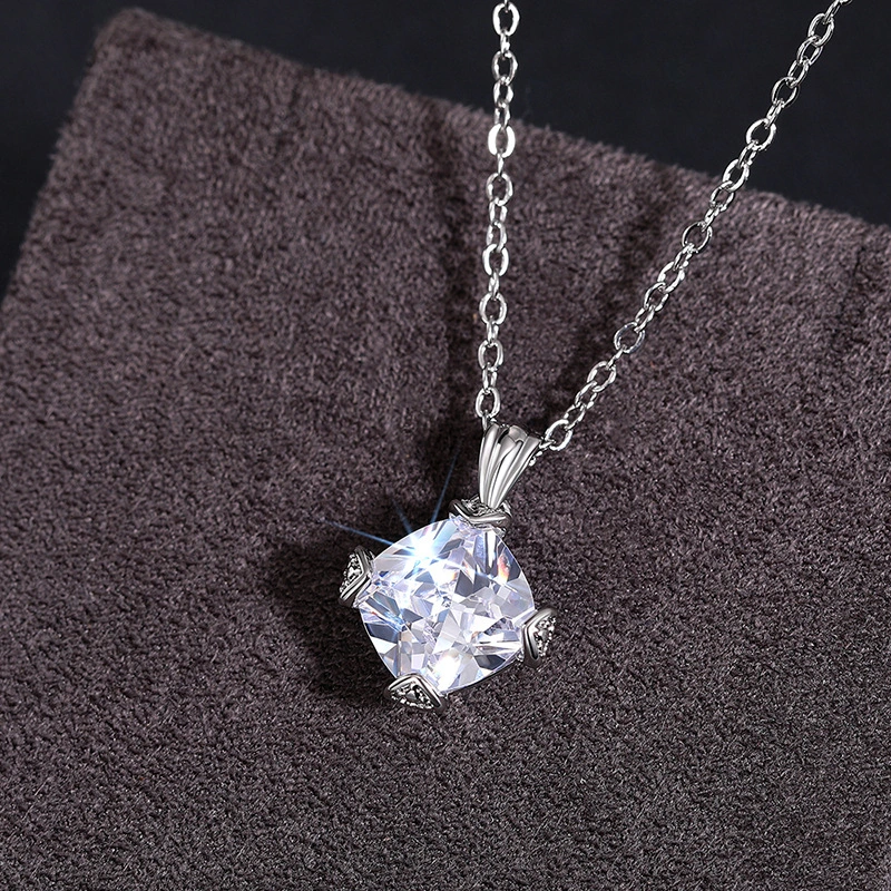  European and American light luxury temperament necklace unique design four claw new style pendant princess fat square diamond necklace