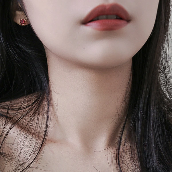 Live hot selling sweetheart earrings for women, heart-shaped sweet earrings for daily wear, exquisite zircon jewelry