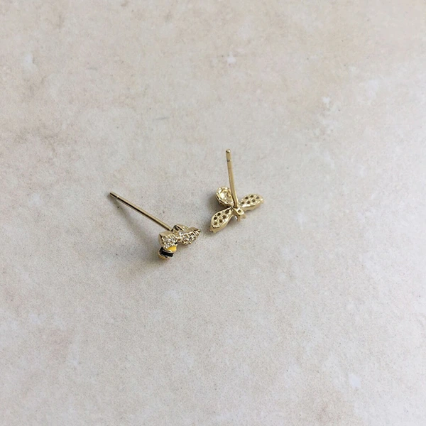 Exquisite mini cute earrings Korean pastoral bee earrings small fresh summer design earrings