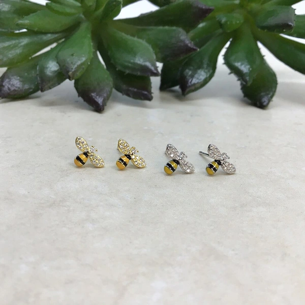 Exquisite mini cute earrings Korean pastoral bee earrings small fresh summer design earrings