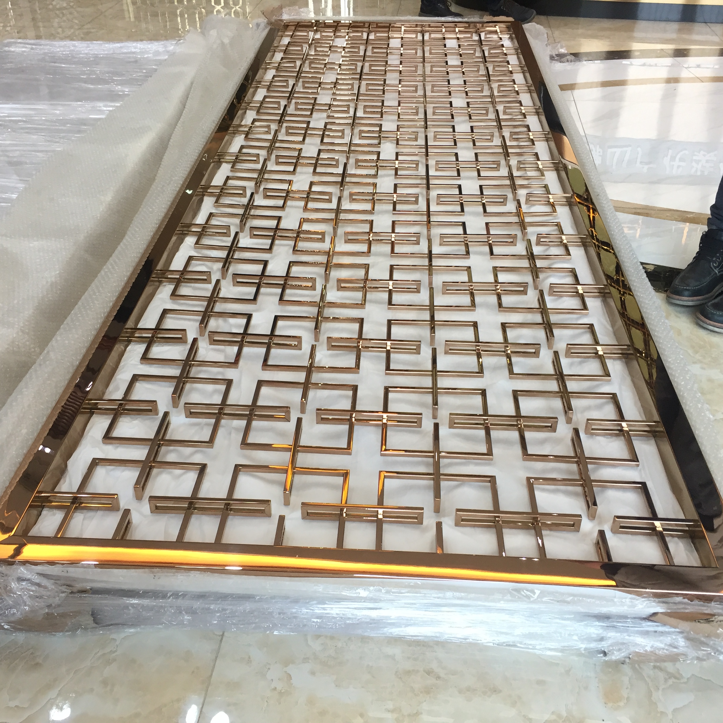 mirror finish stainless steel partition .JPG