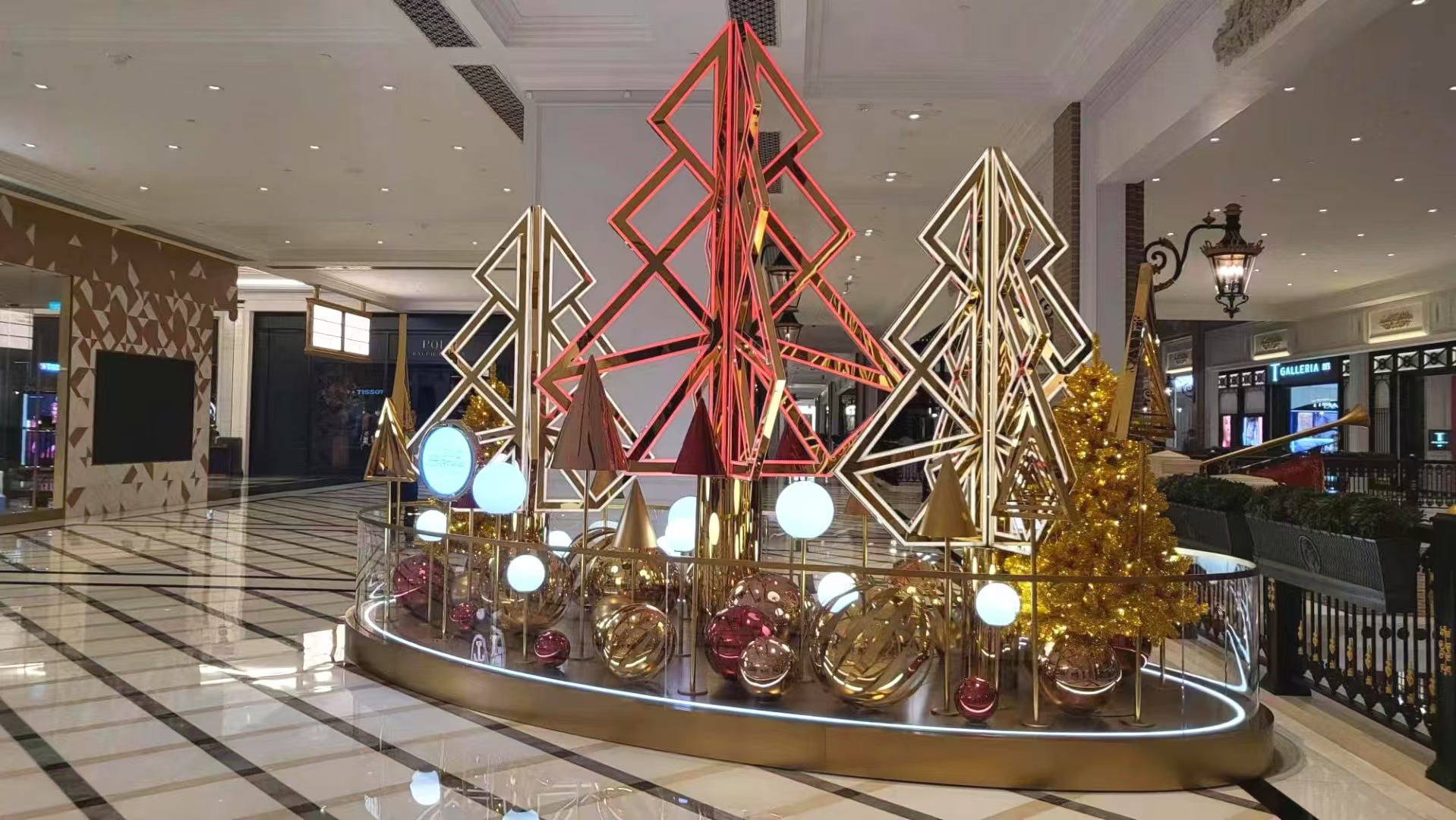Macow Christmas display 2.jpg