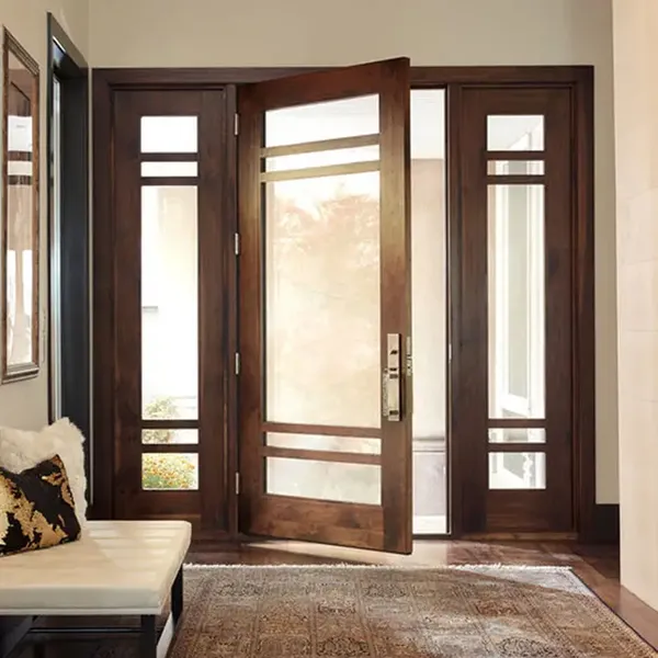 يُدرج الزجاج المقسى المخصص أبوابًا خشبية خارجية مزدوجة صلبة