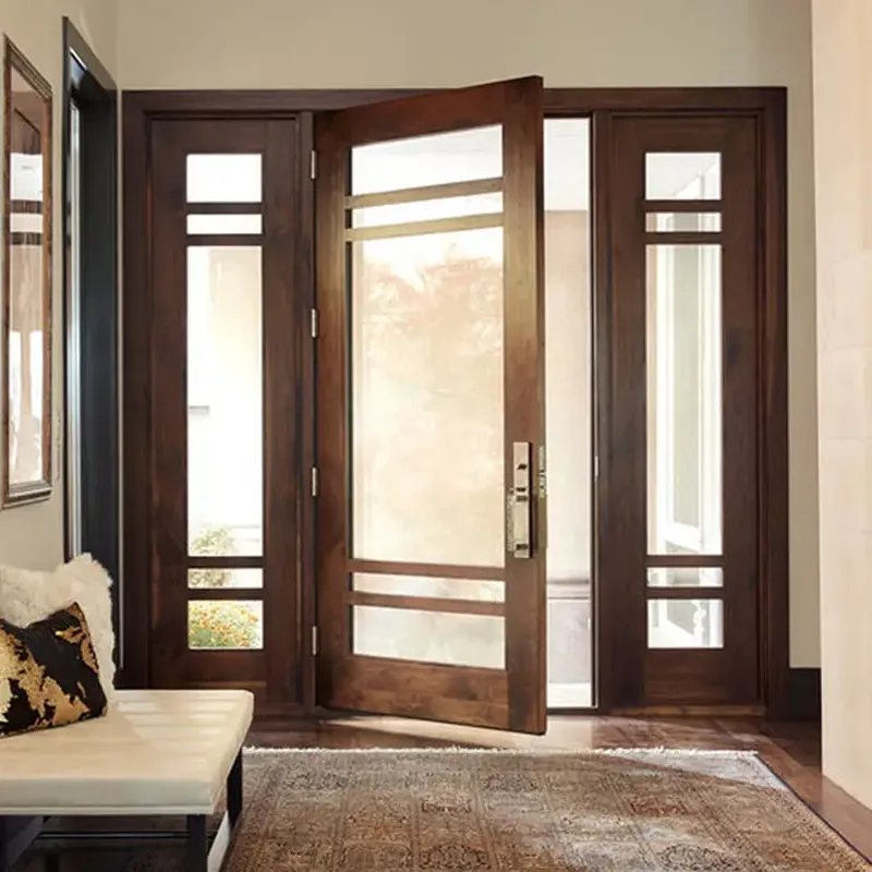 يُدرج الزجاج المقسى المخصص أبوابًا خشبية خارجية مزدوجة صلبة