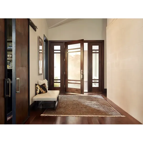 يُدرج الزجاج المقسى المخصص أبوابًا خشبية خارجية مزدوجة صلبة