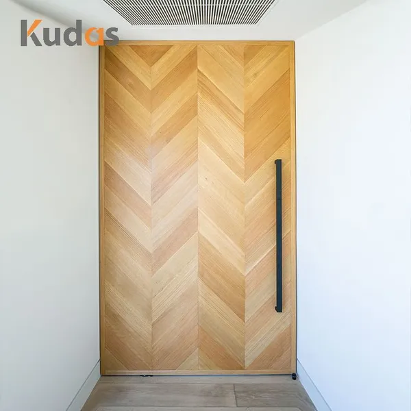 المدخل الأمامي مصنوع من الفولاذ المقاوم للصدأ وأبواب خشبية خارجية مزدوجة محورية