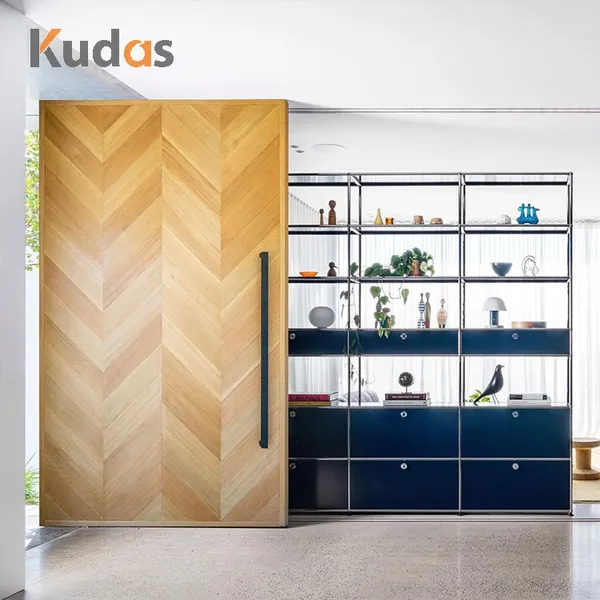 المدخل الأمامي مصنوع من الفولاذ المقاوم للصدأ وأبواب خشبية خارجية مزدوجة محورية