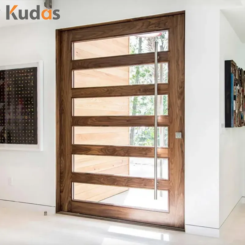 الفيلا الرئيسية الأمامية مدخل محوري متأرجح وأبواب خشبية حديثة