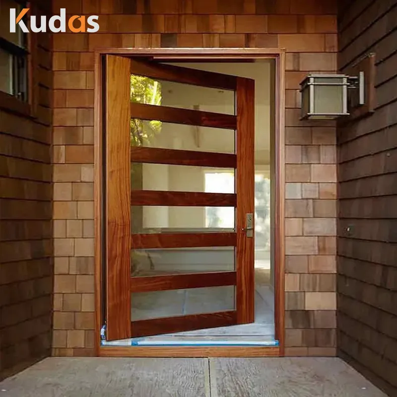 الفيلا الرئيسية الأمامية مدخل محوري متأرجح وأبواب خشبية حديثة