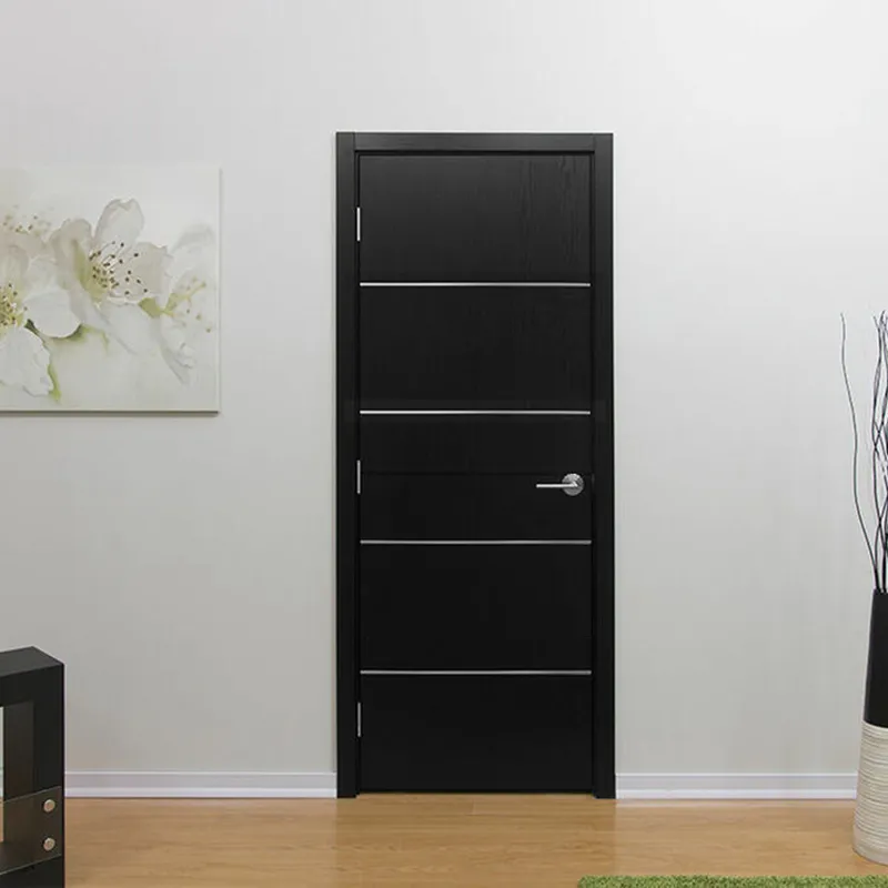 باب من الخشب الصلب ذو القشرة الخشبية الصلبة الداخلية المجوفة باللون الأبيض