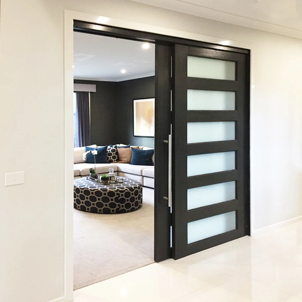 يُدرج الزجاج المقسى بالجملة أبوابًا خشبية مزدوجة صلبة