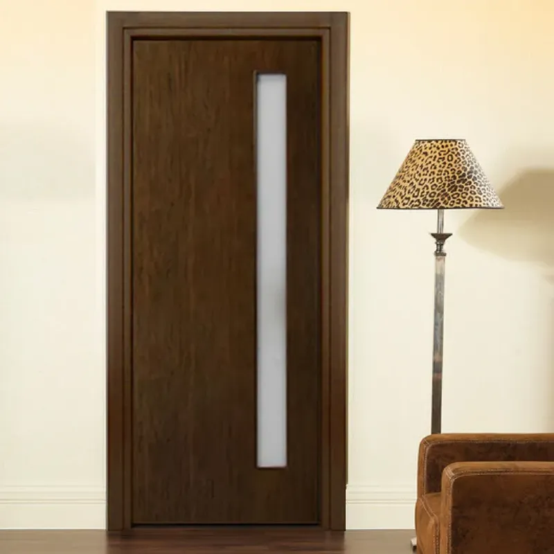 باب خشبي بفواصل داخلية زجاجية بتصميم عصري لغرفة الحمام