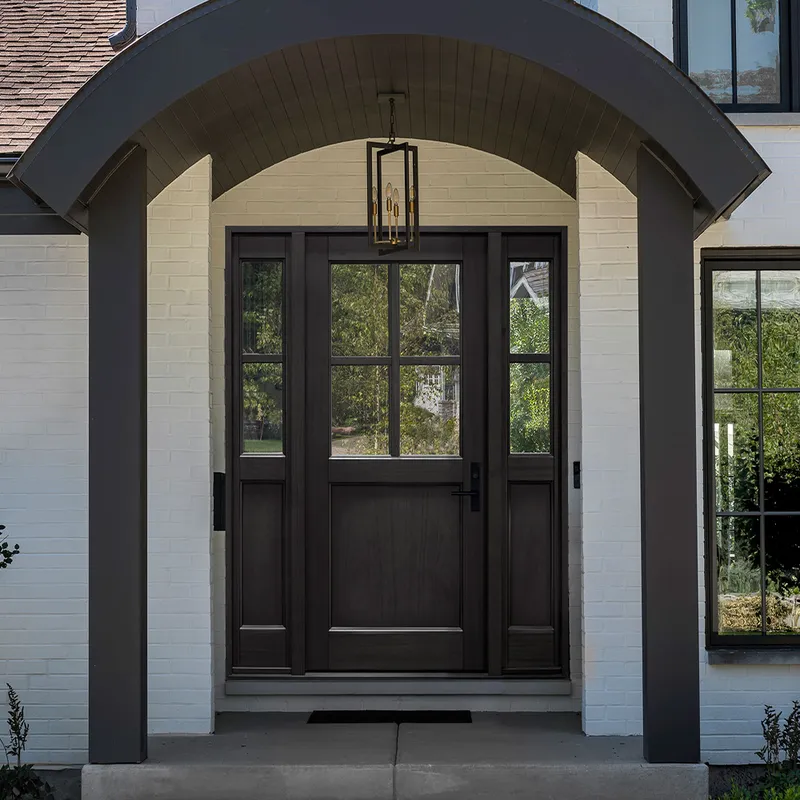 باب الدخول الرئيسي الخارجي زجاجي محوري وأبواب خشبية صلبة للدخول