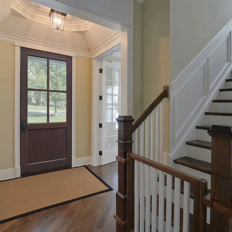 باب الدخول الرئيسي الخارجي زجاجي محوري وأبواب خشبية صلبة للدخول