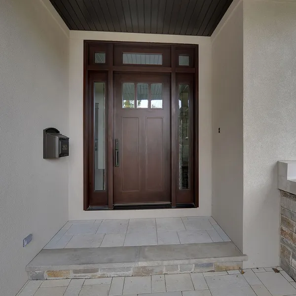 باب خشبي صلب بتصميم خارجي فاخر مع زجاج