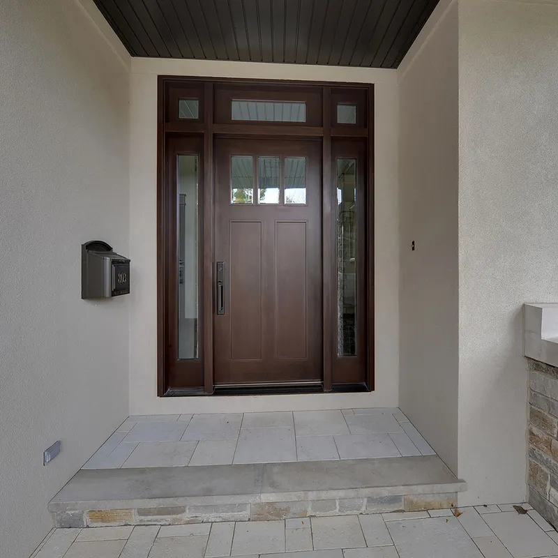 باب خشبي صلب بتصميم خارجي فاخر مع زجاج