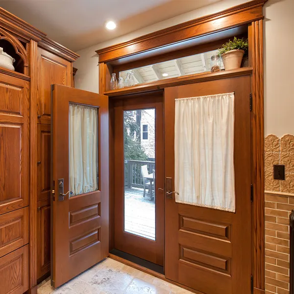 باب دخول محوري من الخشب الصلب بتصميم فاخر خارجي وداخلي