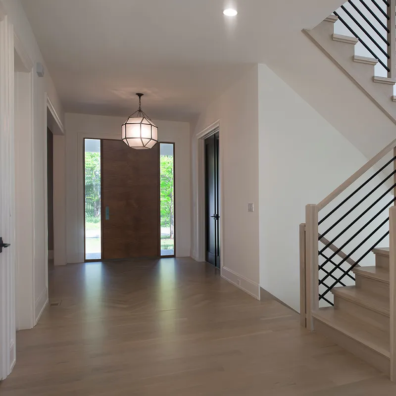 المدخل الخارجي الرئيسي، باب أمامي معدني غير قابل للصدأ، خشب حديث