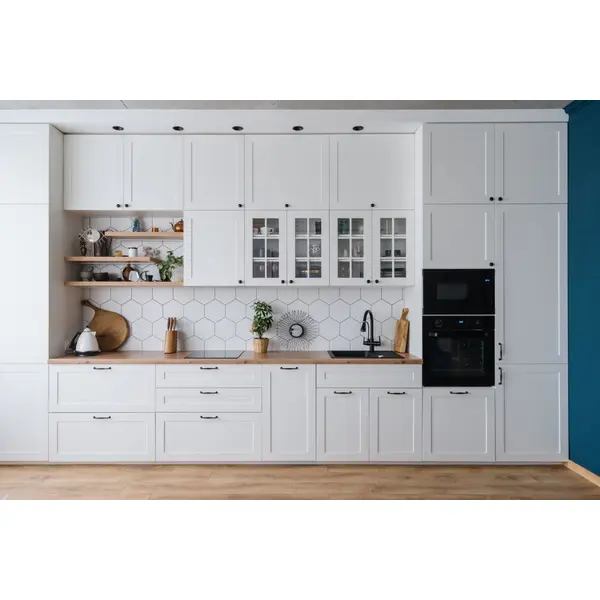 خزانة مطبخ بيضاء مجمعة مسبقًا