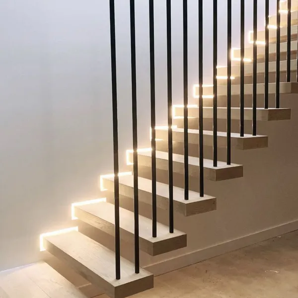 سلم عائم مع درابزين معدني