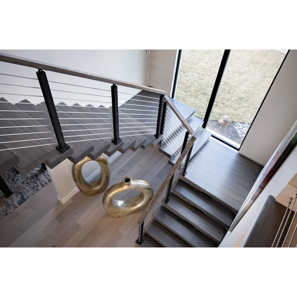 سلالم عائمة بتصميم حديث مع معالج خشبي